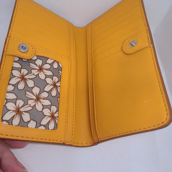 Vera Bradley Women's Outlet Faux Leather Essential Wallet - Picture 6 of 9